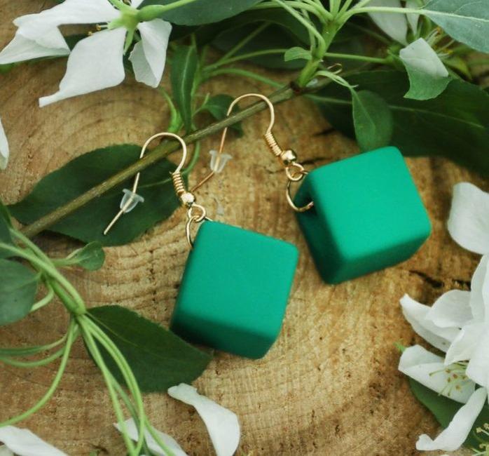 картинка Серьги пластик "Куб" яркий, цвет зеленый в золоте от интернет-магазина товаров для женщин и детей Odewashka.by